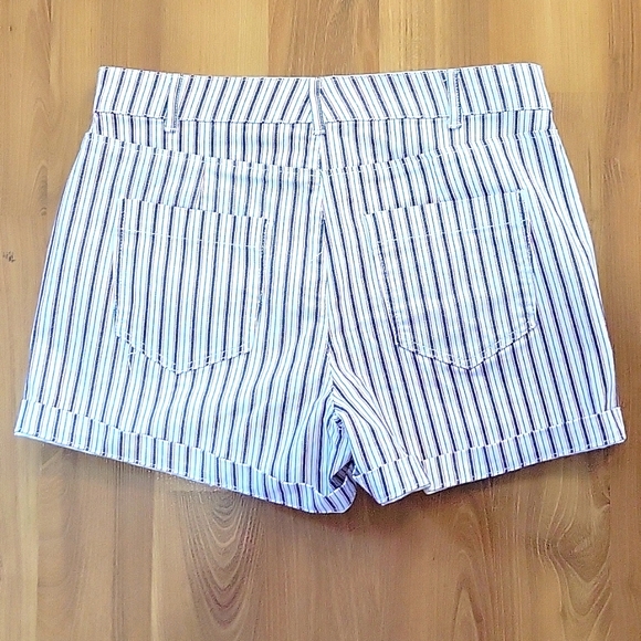 NWOT Old Navy high waisted shorts - Picture 3 of 3